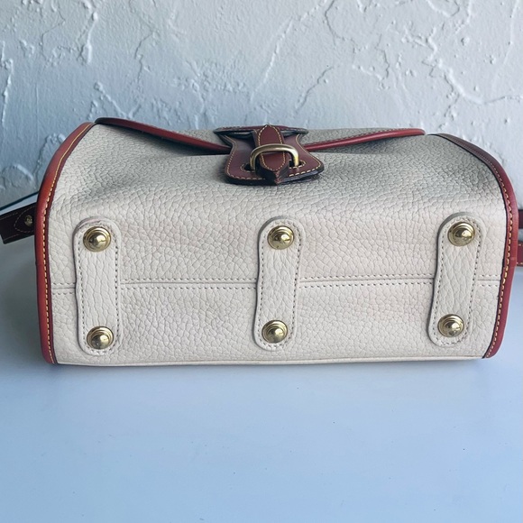 VINTAGE DOONEY AND BOURKE BEIGE/CREAM ESSEX AWL SHOULDER CROSSBODY BAG TAN TRIM - Picture 7 of 16